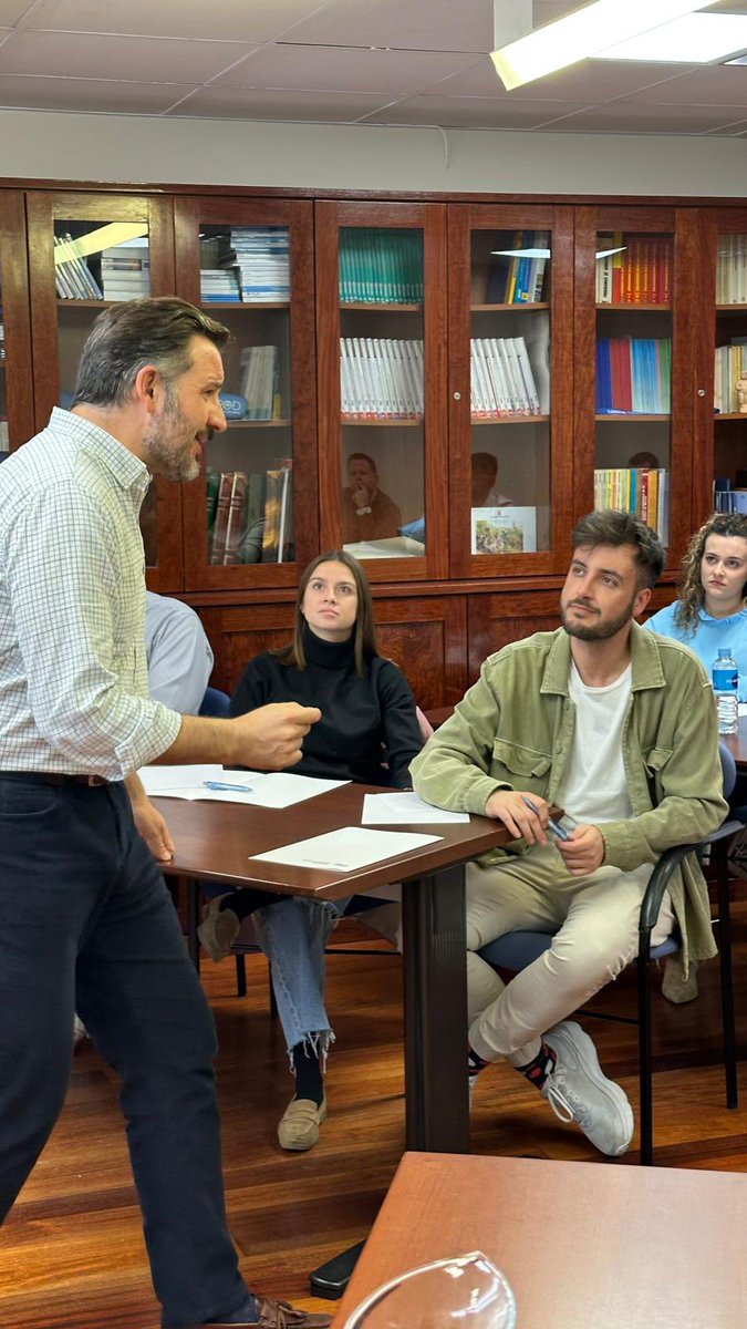 NNGG_RM's tweet image. Mucho liderazgo 🚀

Charlamos con el Alcalde de Elche @PabloRuzV sobre liderazgo !!

Motivados y con ganas de más ⚡️

#juventud #liderazgo