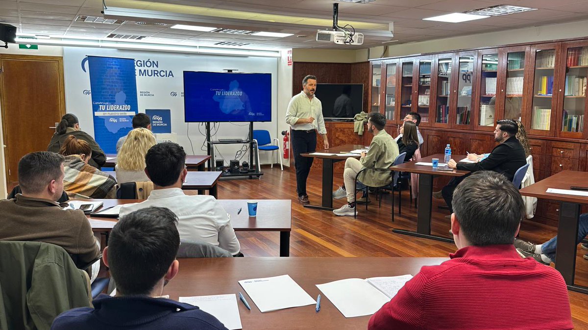 NNGG_RM's tweet image. Mucho liderazgo 🚀

Charlamos con el Alcalde de Elche @PabloRuzV sobre liderazgo !!

Motivados y con ganas de más ⚡️

#juventud #liderazgo