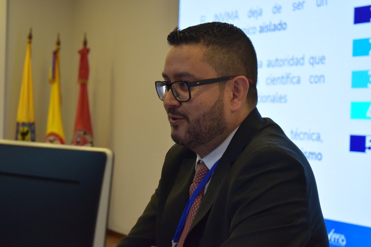 El doctor Andrés Mesa, jefe de la Oficina Jurídica del Invima, presentó la evolución de la entidad hacia un modelo regulatorio moderno, guiado por principios constitucionales y un fortalecimiento técnico que respalda las decisiones sanitarias.