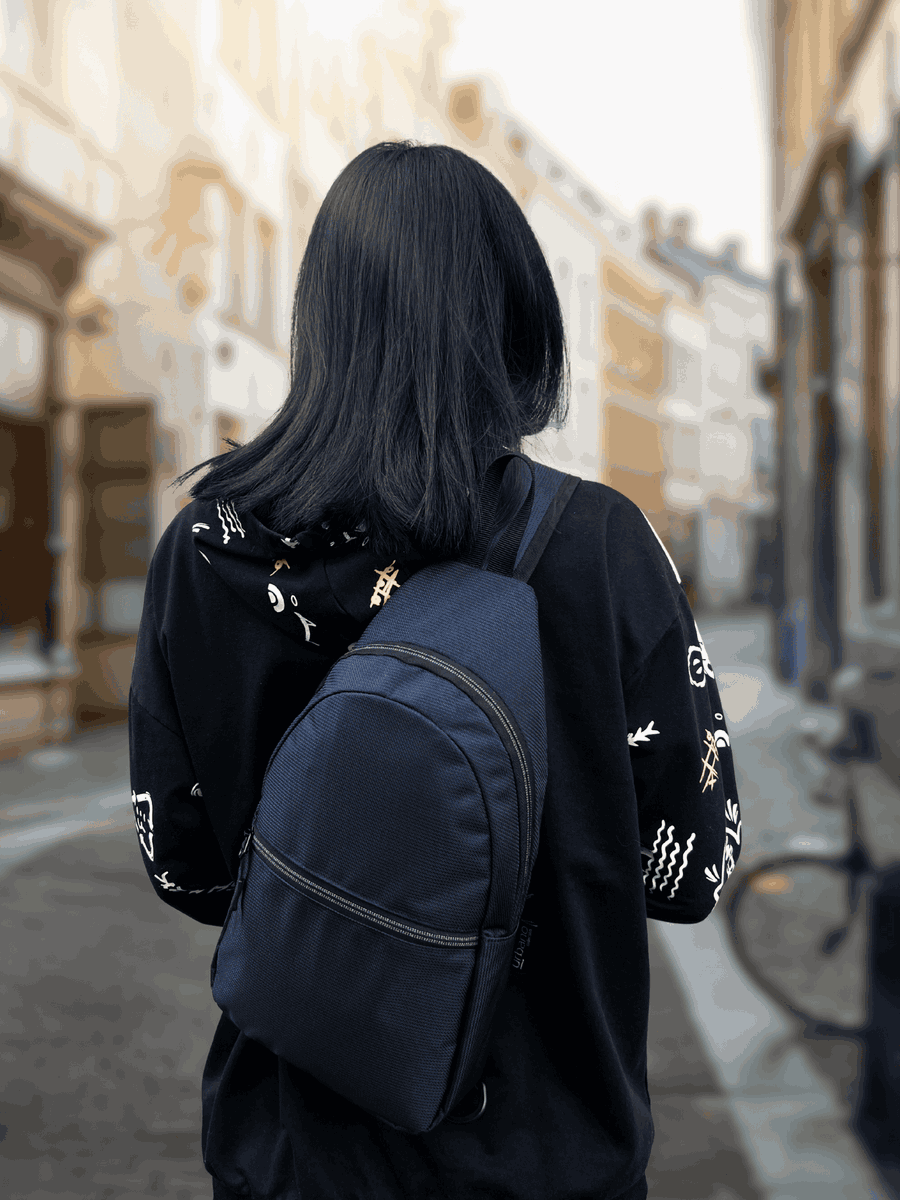 New city. Same essentials.
The B7040 Sling Bag = RFID protection + sleek design + 5.2L of organized freedom.
Wear it your way.
🖤 #EcoriteUrbano #SlingBagLife
📸 Real streets, real style
ecorite.com/product/b7040-…