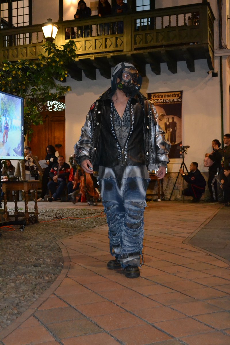 museodetrajes's tweet image. Cada look es un grito de alerta frente al colapso ambiental. No es solo moda, ¡es memoria y futuro! 🌍

Comenta: ¿Estás listo para vestir la resistencia?👇

#Armagedón 
#ModaPostapocalíptica 
#UpcyclingCreativo 
#modasostenible