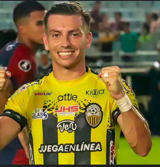 Hoy el futbol del <a href="/DvoTachira/">Deportivo Táchira FC</a> llora, su afición está dolida porque a un referente que adoptó a la tierra tachirense y estos colores amarillo y negro como suyos, fue ofendido. <a href="/gonzalo_ritacco/">Gonzalo Gabriel Ritacco | 🇦🇷</a> esto no es la gente ni los medios que ud conoce. Aqui siempre serás BIENVENIDO