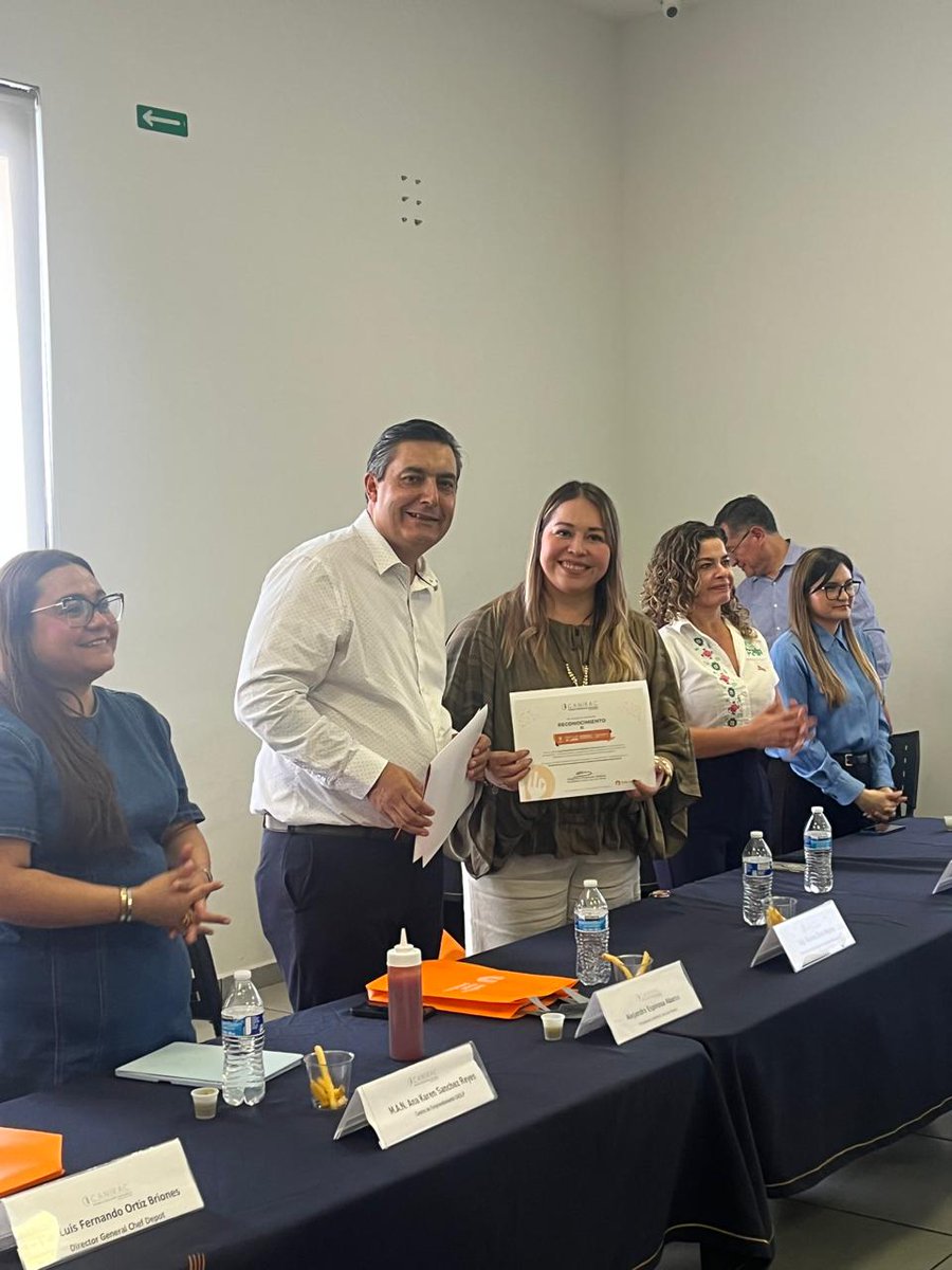 DesarrolloEcoSL's tweet image. Hoy acudimos al cierre del Primer Ciclo de la Incubadora de Negocios Gastronómicos de @CaniracSLP, encabezada por su presidente Alejandro Espinosa Abaroa
Reconocemos el talento que impulsa la gastronomía potosina y fortalece el ecosistema emprendedor. #SanLuisAmable
@SLPMunicipio