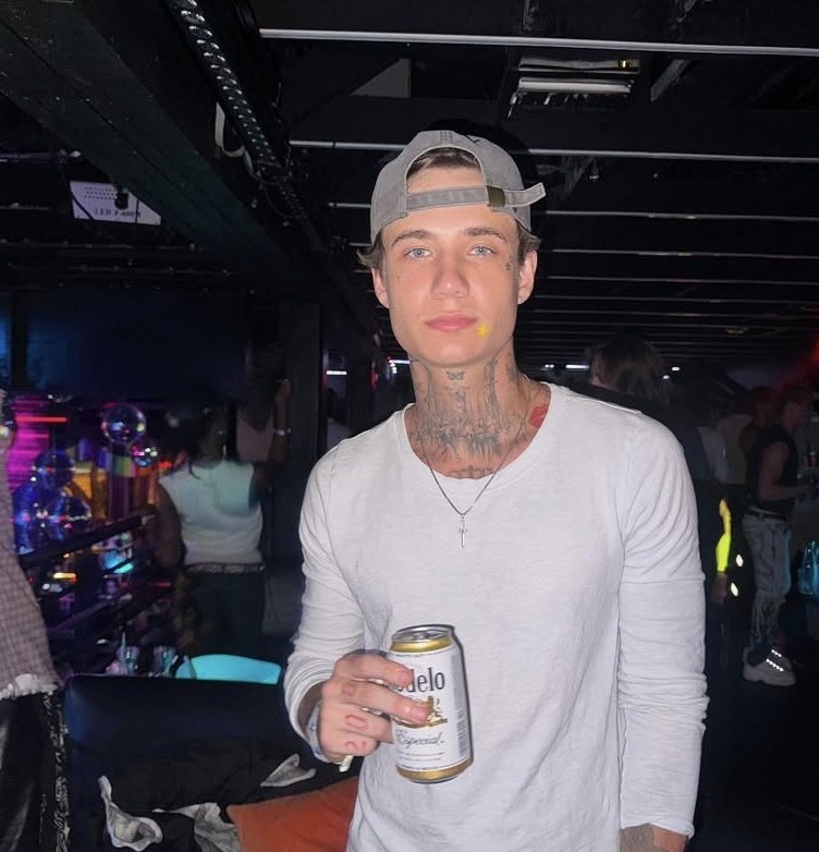 fir3b0y_'s tweet image. Иногда решением проблемы является алкоголь.