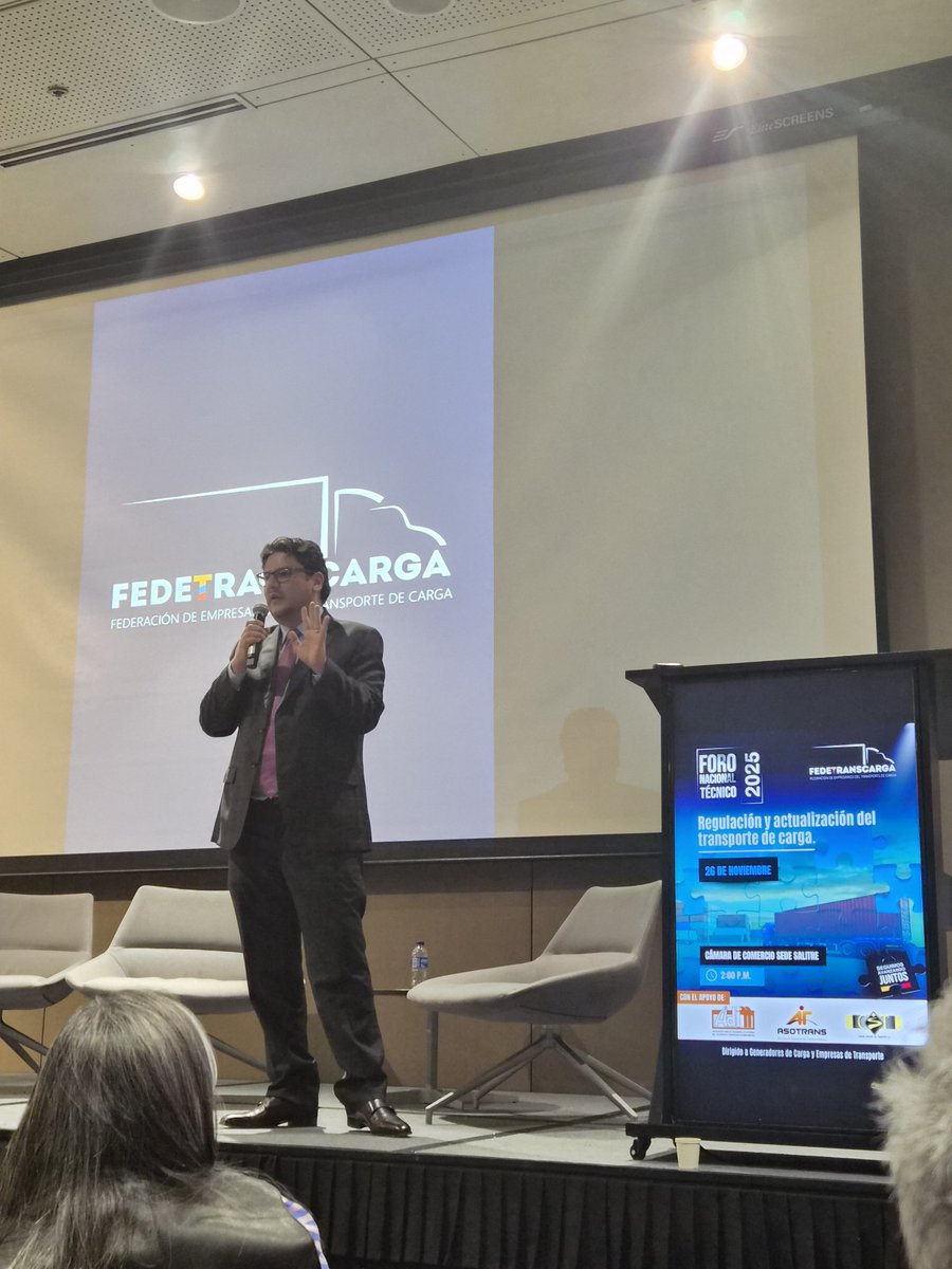 El Dr <a href="/FCGM1981/">Fredy Camilo García Moreno</a> Vicepresidente Ejecutivo de <a href="/AsociacionAditt/">ADITT</a> realiza las conclusiones del Foro Nacional Técnico 2025 "Regulación y actualización del transporte de carga 2025" agradeciendo a <a href="/fedetranscarga/">FEDETRANSCARGA</a> y la <a href="/UNGremial/">@unidadgremialtransportadora</a> por este espacio y a <a href="/MinTransporteCo/">MinTransporte</a> por su