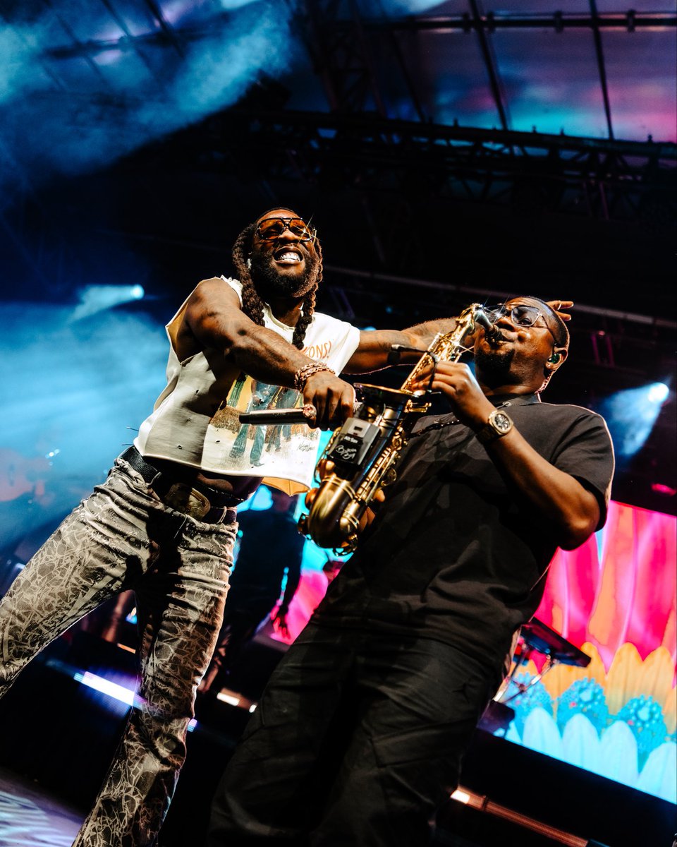 AzalinaBlog's tweet image. Burna Boy has now cancelled 5 arena dates from his ‘NSOW Tour’ because of low ticket sales, as many fans have stopped buying tickets after the controversy over him kicking out fans for sleeping.

He had a chance to apologise but  didn’t..