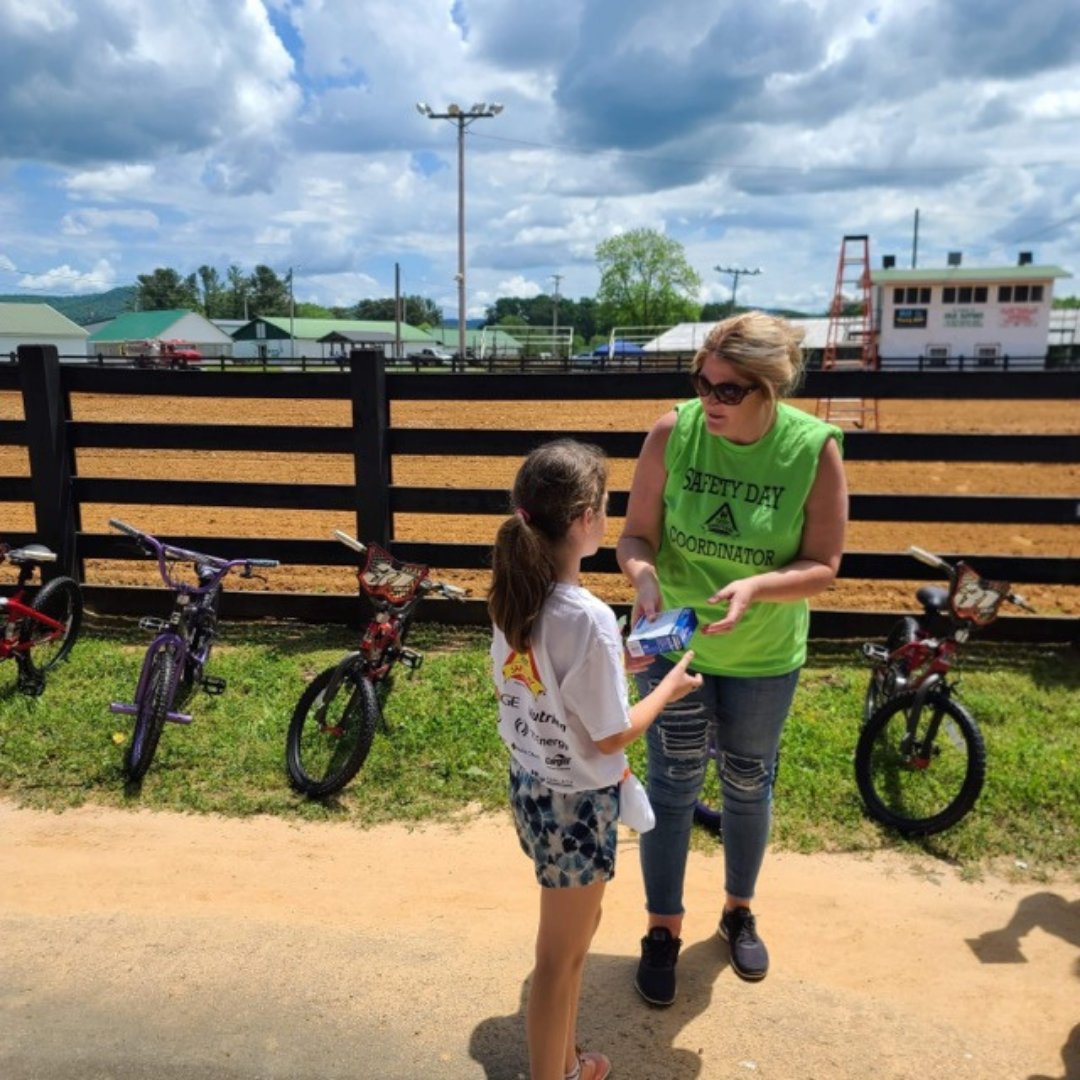 🌟 Volunteer Spotlight: Twyla Whited 🌟
10 years of Safety Days.
Generations of youth reached.
One mission → keep kids safe.

Read her story 👇
progressive-agriculture.org/foundation-blo…

#VolunteerSpotlight #PAF30 #PAF #PAFSafetyDays