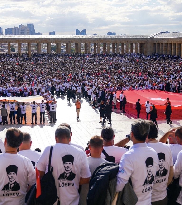 ANITKABİR’de ATAMIZIN HUZURUNDA 100 BİN LÖSEV’li
Toplandık .
Bir dahaki sefere hedefimiz ;
1.000.000 ( milyon ) kişi geleceğiz 
( Seneye değil-en kısa zamanda )