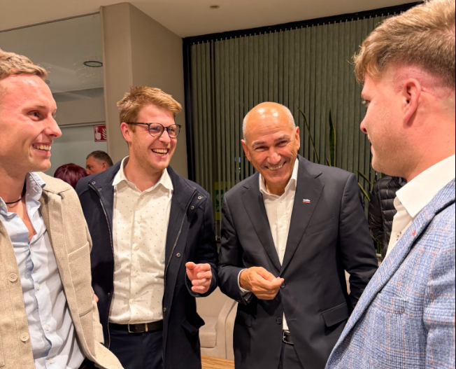 Embportal's tweet image. V Krškem nabito polna dvorana in nasmejani obrazi @JJansaSDS @organizacijaSDM 
@tamaravonta kje si bila pa ti?