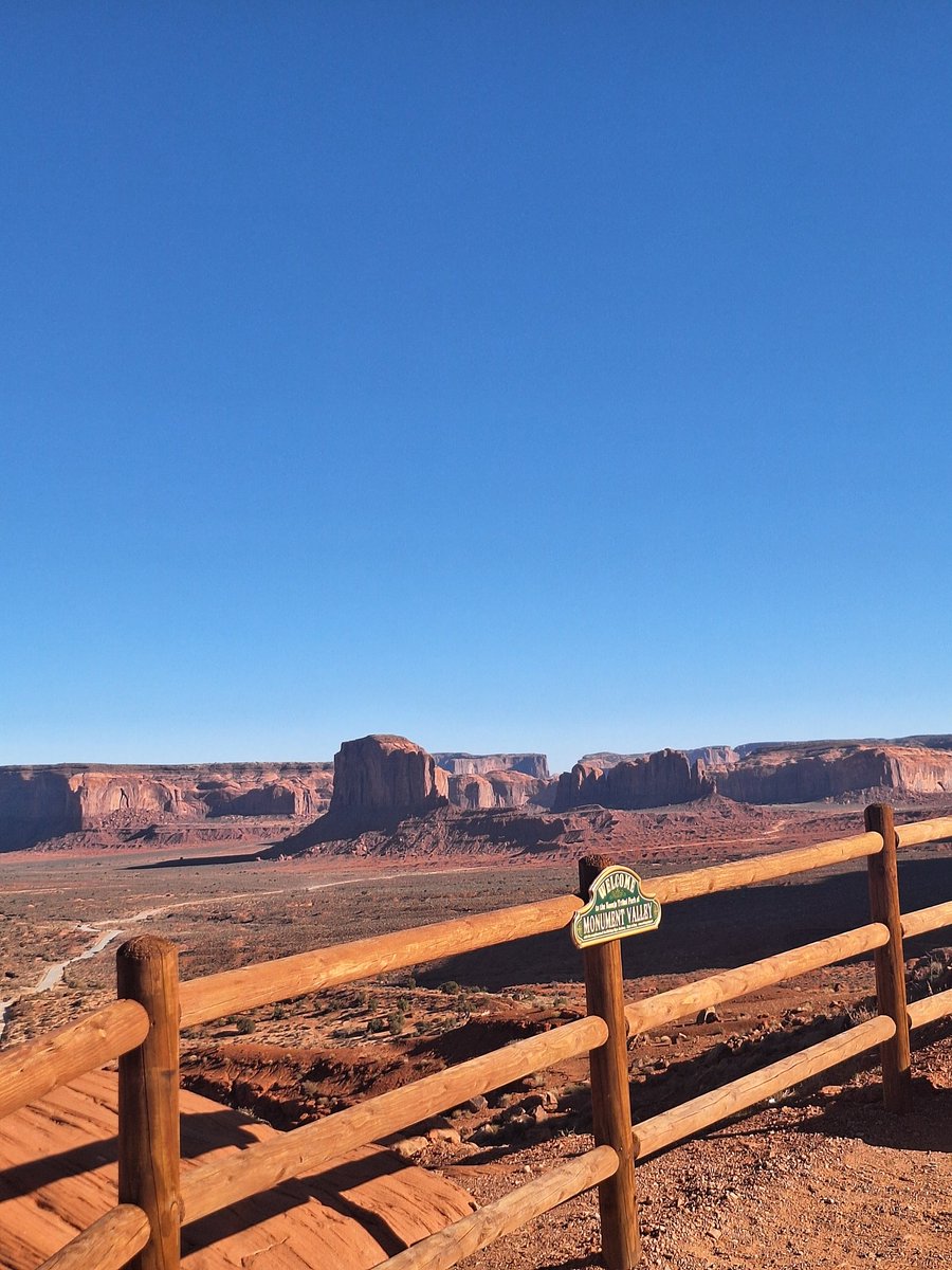 Déjà juste en arrivant le décors est planté, tous ces pitons et montagnes rocheuses magnifiques, géant es et majestueuse avec cette couleur rouge qui semble toucher le ciel d’un bleu azur immaculé.