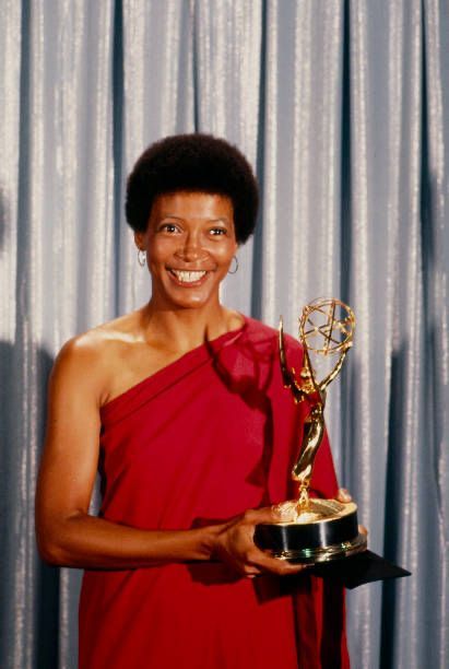 CitizenScreen's tweet image. Birthday remembrance - Olivia Cole #botd Pictured her Emmy Award for Outstanding Single Performance by a Supporting Actress in a Comedy or Drama Series for “Roots” in 1977.