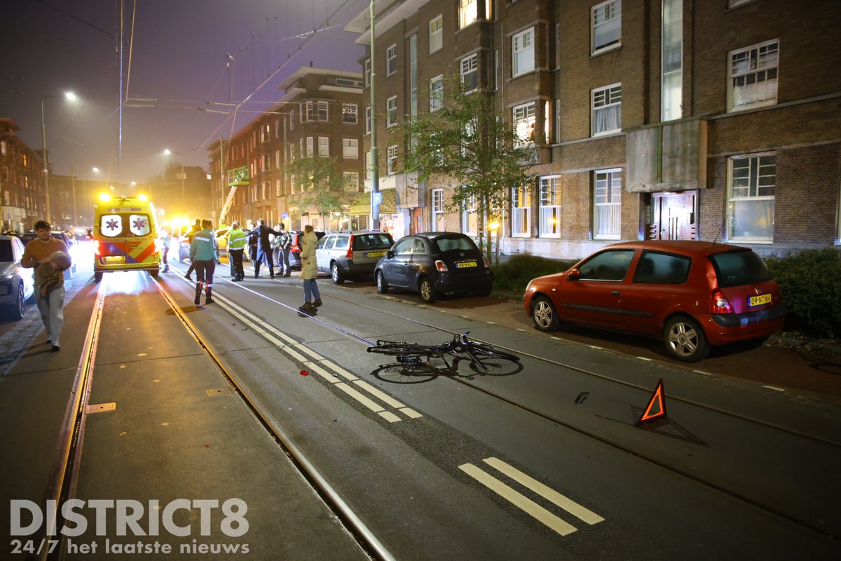 Aanrijding auto met fietsster in Den Haag, automobilist vlucht