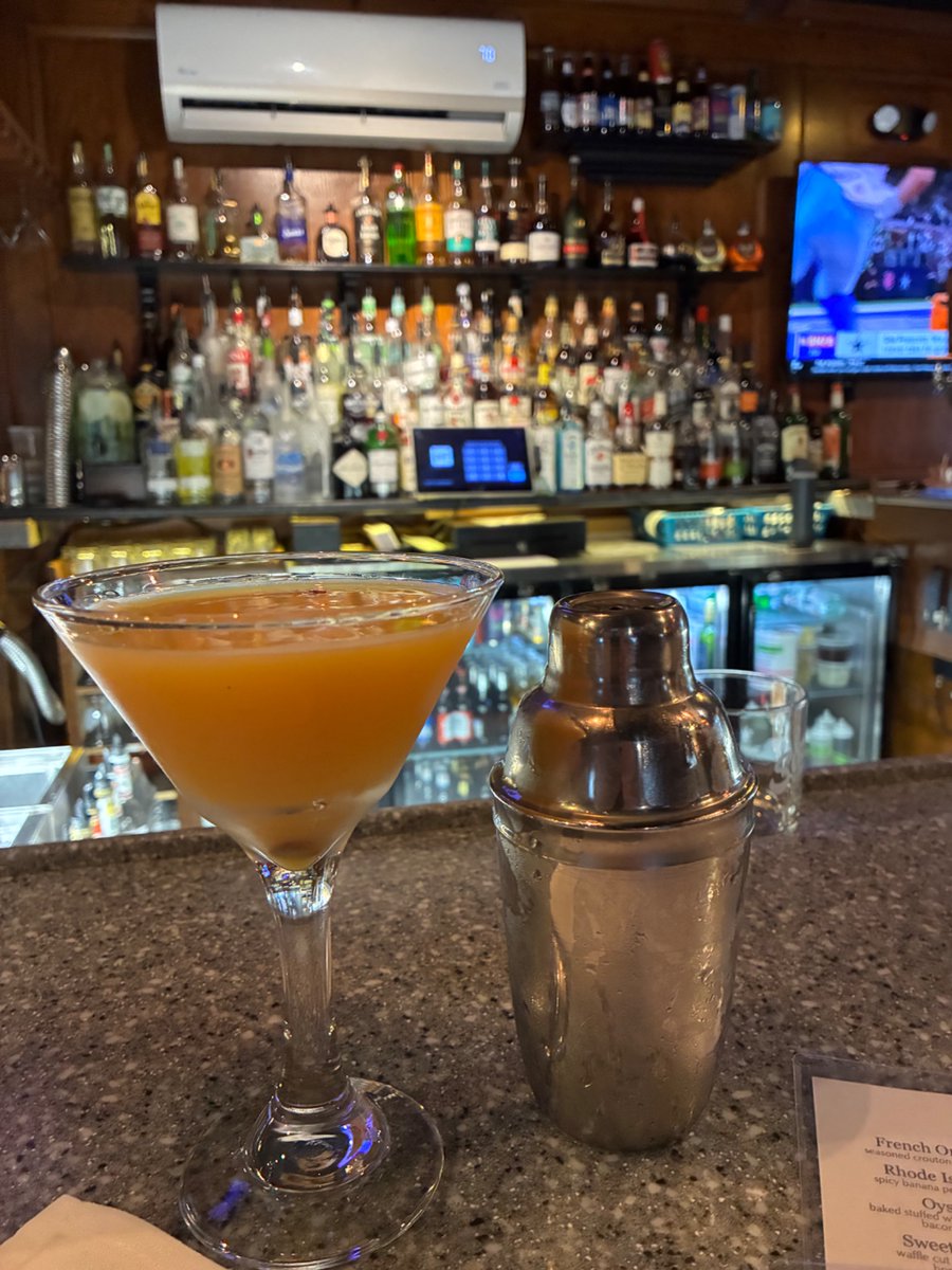 CapeCodBars's tweet image. Is it possible their Tavern Wings just keep getting yummier every time I go? Stopped in for an app, chopped salad &amp;amp; a pumpkin martini at @ScargoCafe’s cozy bar. #Dennis #CapeCod