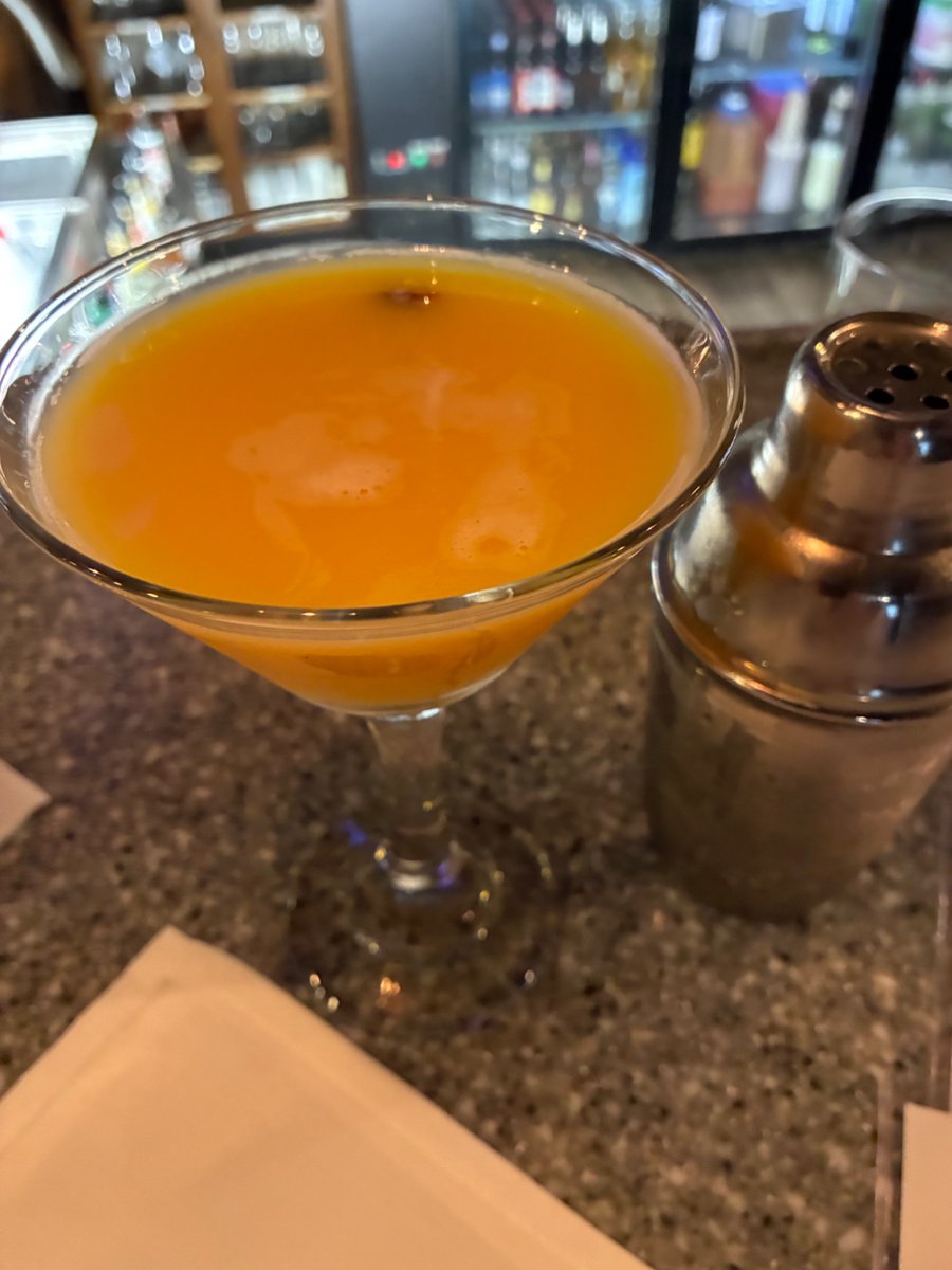 CapeCodBars's tweet image. Is it possible their Tavern Wings just keep getting yummier every time I go? Stopped in for an app, chopped salad &amp;amp; a pumpkin martini at @ScargoCafe’s cozy bar. #Dennis #CapeCod