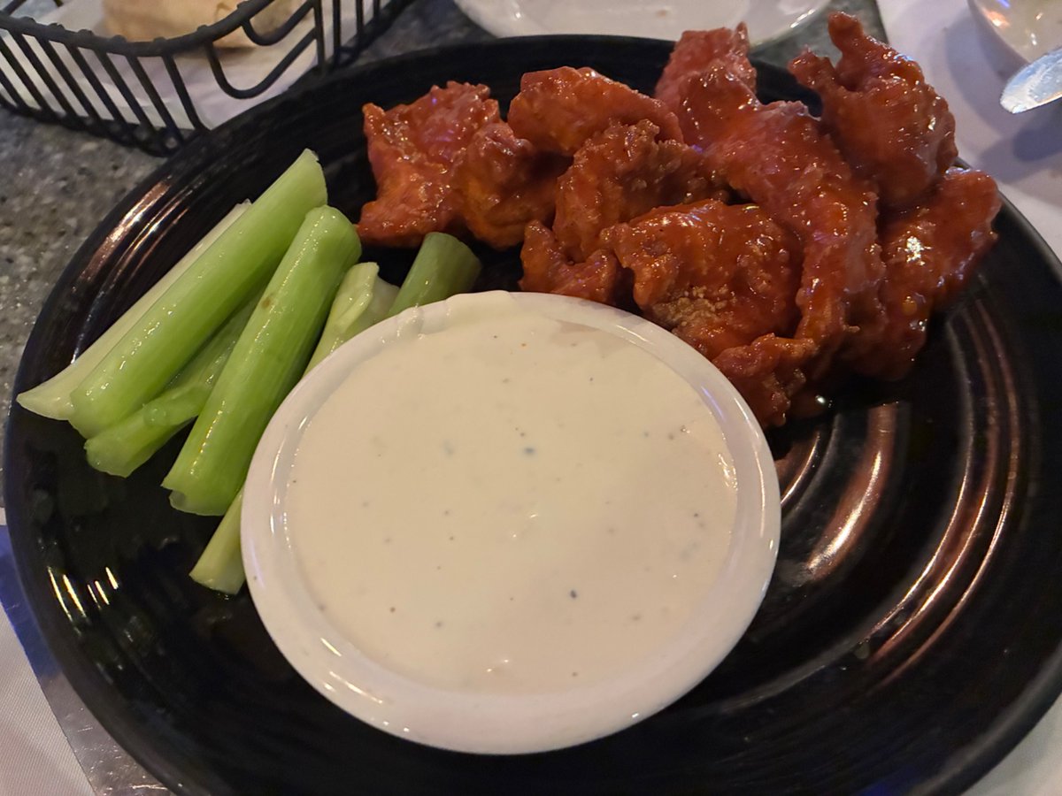 CapeCodBars's tweet image. Is it possible their Tavern Wings just keep getting yummier every time I go? Stopped in for an app, chopped salad &amp;amp; a pumpkin martini at @ScargoCafe’s cozy bar. #Dennis #CapeCod