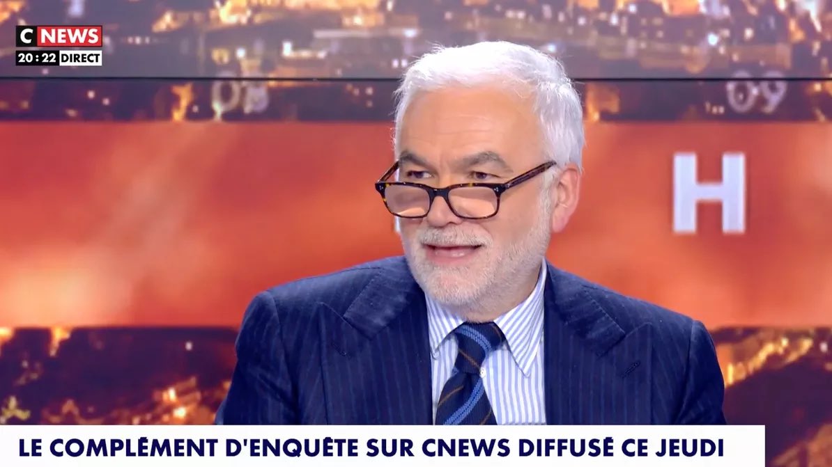Delcroixx's tweet image. «C’est la rançon de la gloire» : #PascalPraud serein avant la diffusion du «#Complémentdenquête» contre #CNews tvmag.lefigaro.fr/programme-tv/a… via @TVMAG