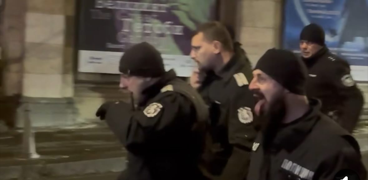 SimeonStavrev's tweet image. 400 лв. коледни надбавки за полицаите :)