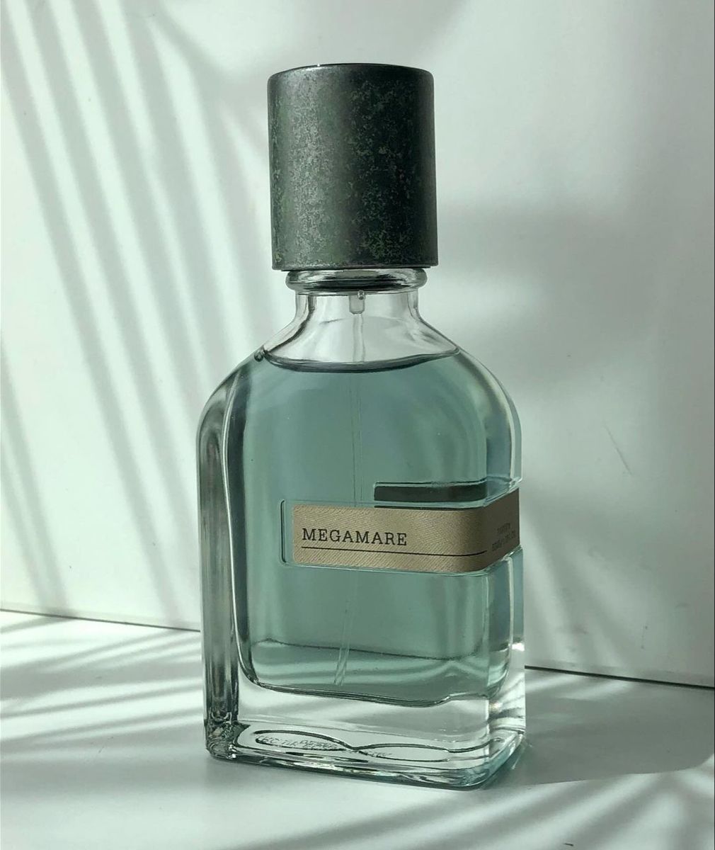 Bugün sizi sıradanın dışına çıkarmak istiyorum. Çünkü elimde öyle bir parfüm var ki…
Hoş kokmak gibi bir amacı yok. Onun derdi bambaşka.

Orto Parisi – Megamare

Bu parfüm, deniz kokusu denen şeyin bütün ezberlerini bozuyor. Ferah değil. Tatlı değil. Temiz hiç değil. Ama gerçek.