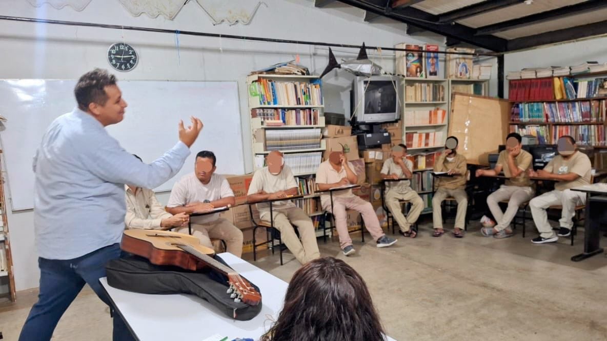 IEEPOGobOax's tweet photo. En el Centro Penitenciario de Tehuantepec, el IEEPO, a través de la Del. Regional, abrió el Círculo de Lectura “Palabras Libres”, espacio que promueve el debate, reflexión y el análisis, donde las personas privadas de su libertad pueden expresar sus ideas y pensamientos.
#QueSiga https://t.co/KEbETcyeLf