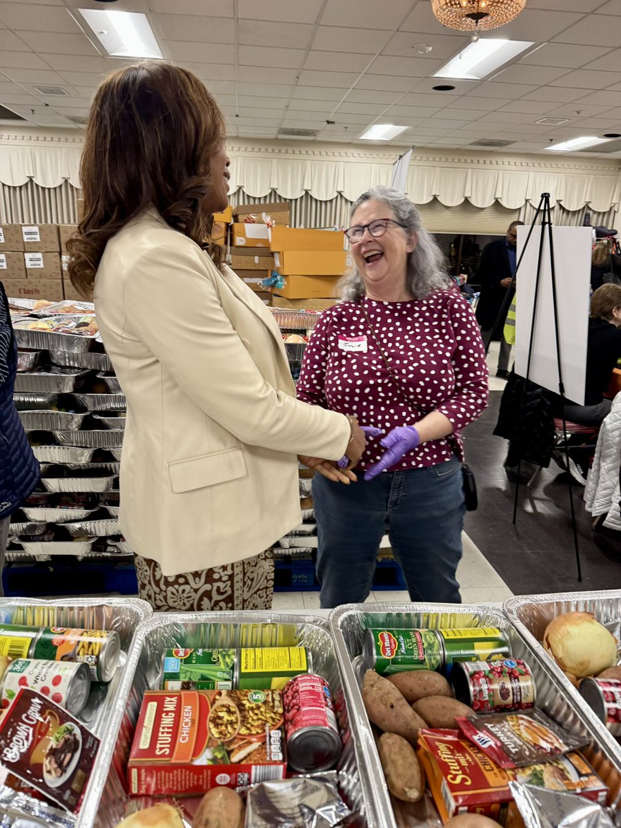 NourishBethesda's tweet image. 🧡💚 Councilmember brought her passion for public health and community to our Great Thanksgiving Dinner Giveaway! As a community activist and public servant, she understands that food security is health security.
  
#NourishingBethesda 🧡💚 #Community #Caring #Nonprofit