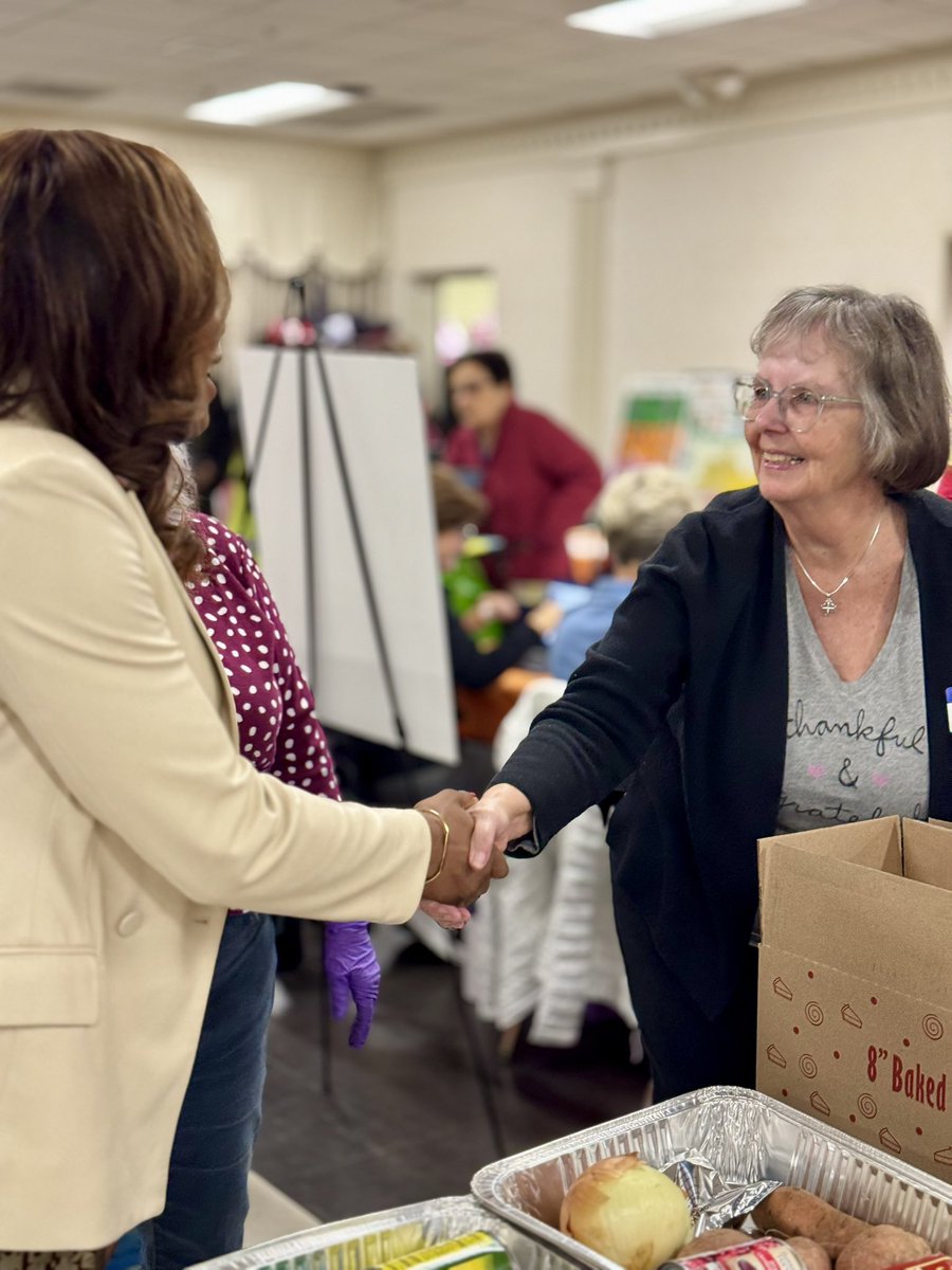 NourishBethesda's tweet image. 🧡💚 Councilmember brought her passion for public health and community to our Great Thanksgiving Dinner Giveaway! As a community activist and public servant, she understands that food security is health security.
  
#NourishingBethesda 🧡💚 #Community #Caring #Nonprofit