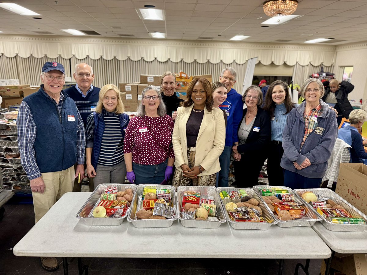 NourishBethesda's tweet image. 🧡💚 Councilmember brought her passion for public health and community to our Great Thanksgiving Dinner Giveaway! As a community activist and public servant, she understands that food security is health security.
  
#NourishingBethesda 🧡💚 #Community #Caring #Nonprofit