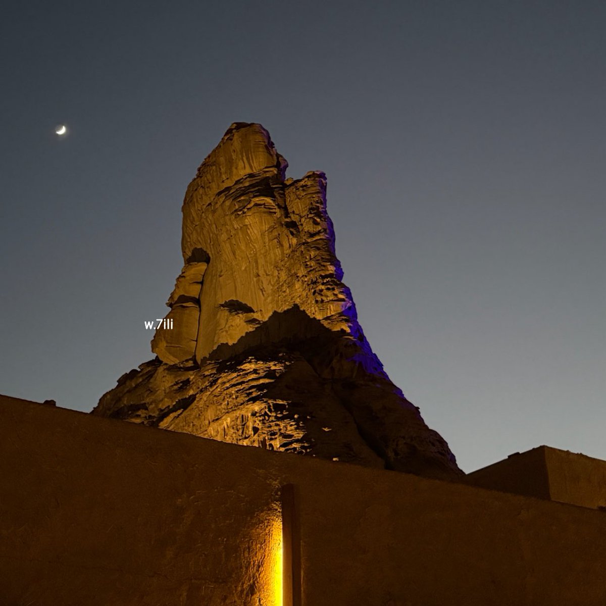 لو بس هالليَلة 
 قمـر السّماء 
  وحبيبي لِي 
       ❣️