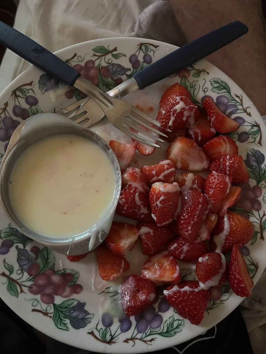 satonarus's tweet image. as vezes morango é janta