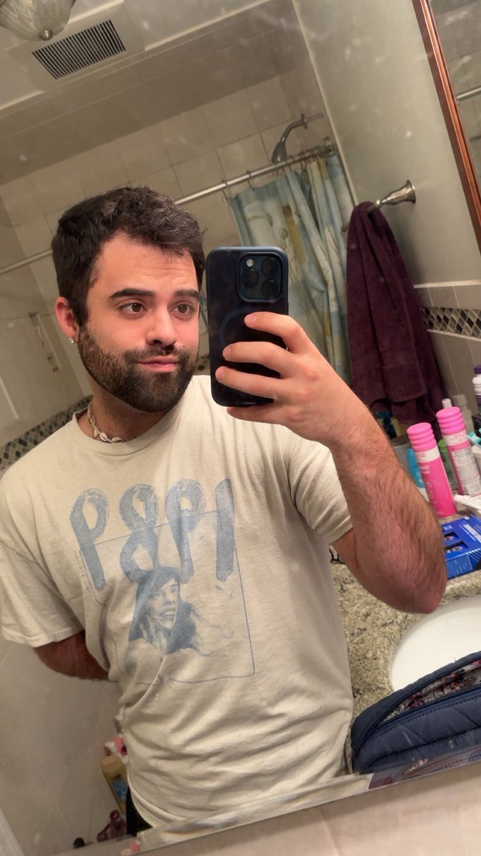 griffinsversion's tweet image. Happy ‘tis the damn season day 🤠
I hope I don’t see anyone from high school tonight 😭