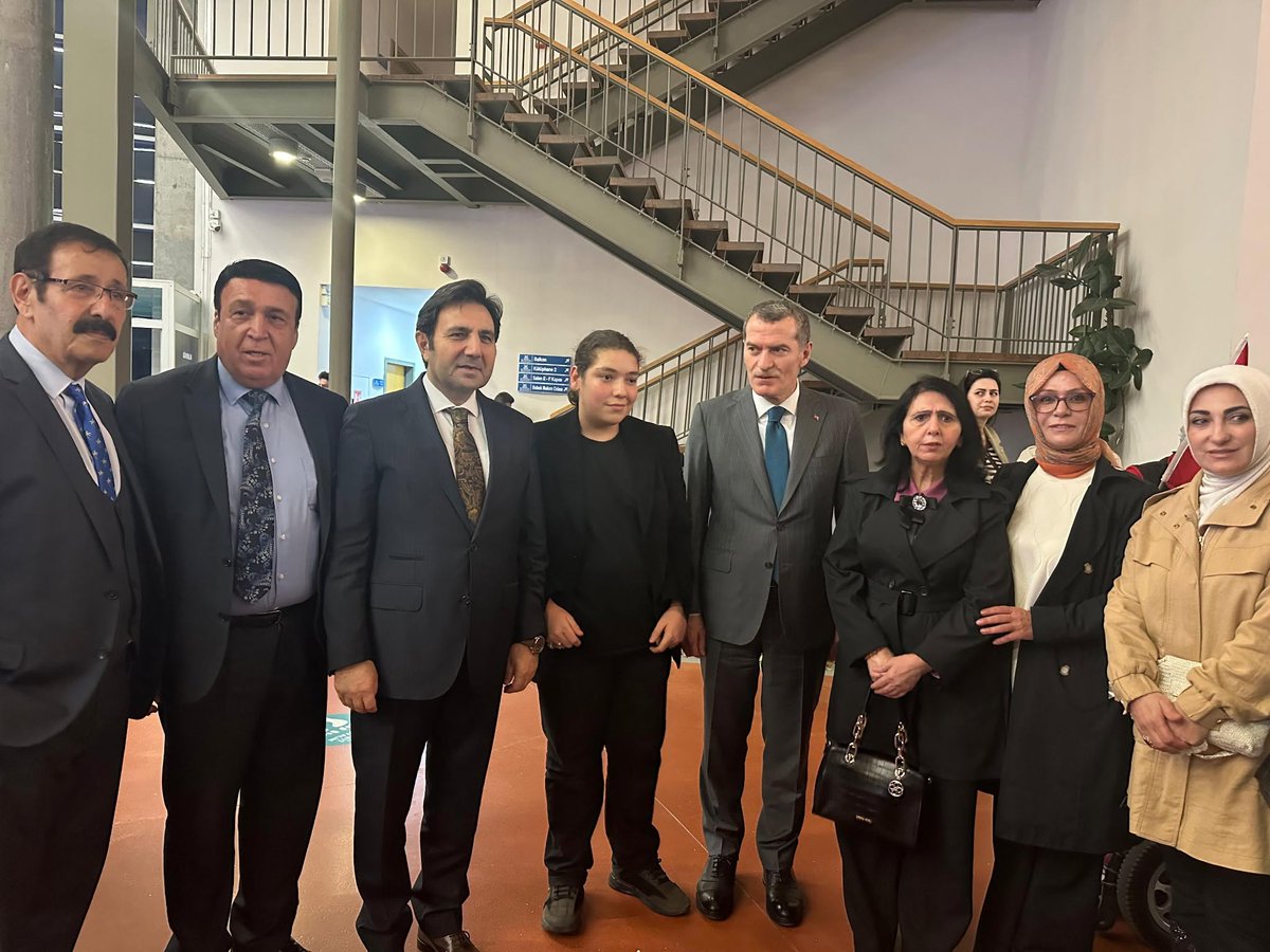 Doğu ve Güneydoğu Kültür Sanat Derneği olarak  Âşık Ahmet Poyrazoğlu’na Vefa Programına; Genel Başkanımız Fuat Bodur, Kadın Kolları Başkanımız Yüksel Akın ve yönetimimizle katıldık. Zeytinburnu Kaymakam Dr. Adem Uslu, Belediye Başkanı Ömer Arısoy ve STK başkanlarına teşekkürler.