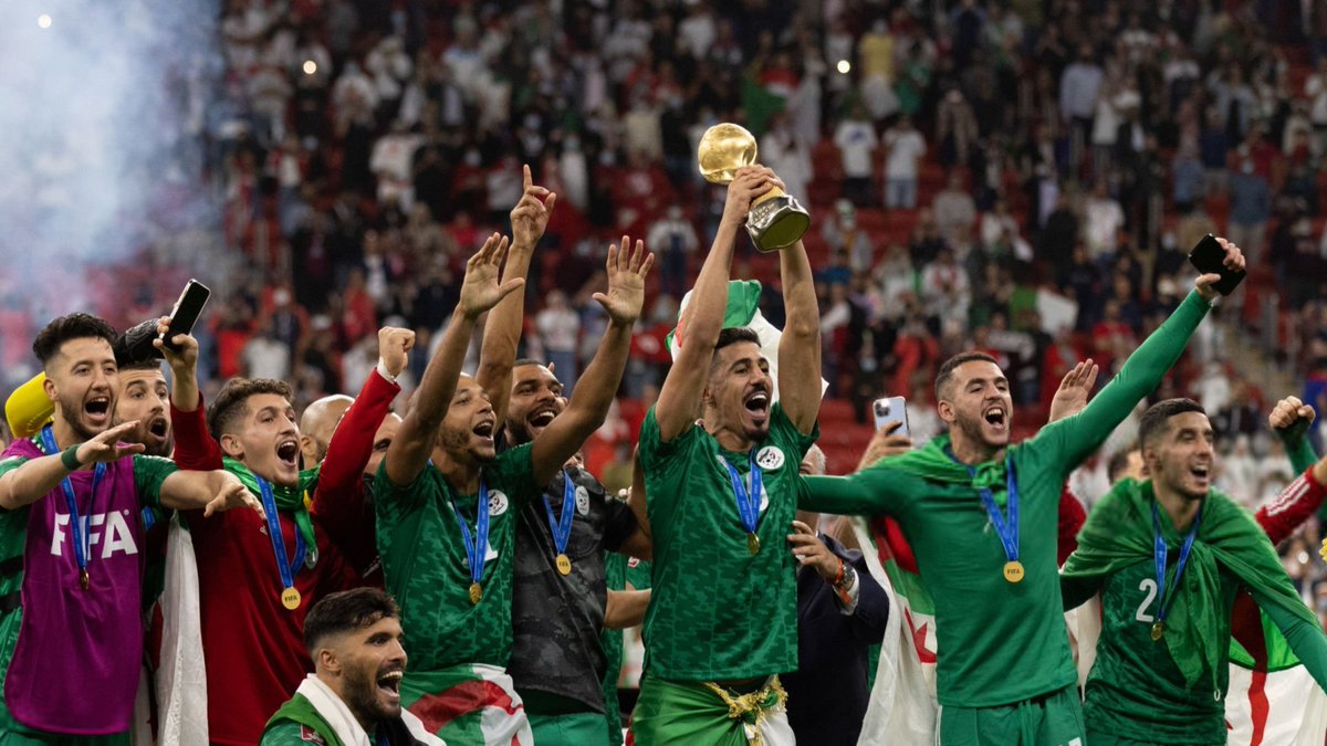 VibesFoot's tweet image. 🔴 𝗢𝗙𝗙𝗜𝗖𝗜𝗘𝗟 - 𝗕𝗘𝗜𝗡 𝗦𝗣𝗢𝗥𝗧𝗦 𝗗𝗜𝗙𝗙𝗨𝗦𝗘𝗥𝗔 𝗟𝗔 𝗙𝗜𝗙𝗔 𝗔𝗥𝗔𝗕 𝗖𝗨𝗣 ! 🤩

🇶🇦 La compétition aura lieu au Qatar du 1er au 18 décembre.

🌍 Elle opposera 16 nations issues de l’ensemble du monde arabe, dont l&apos;Algérie tenante du titre.