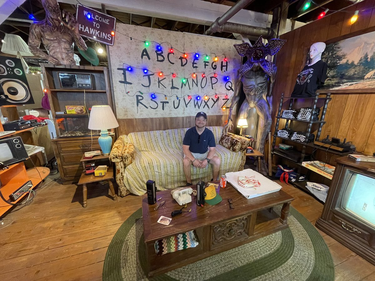 ¡ǝɯᴉʇ ʇsoɯlɐ s’ʇI

#StrangerThings5 is tonight! 

#StrangerThings