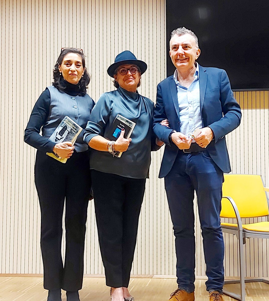 Con Ana Isabel Narro, directora de la #BibliotecaCentralDeLeganés y el escritor <a href="/Granvilas/">Manuel Vilas</a>.  La foto, como broche de una magnífica tarde y una distendida charla que disfrutamos todos los asistentes al acto. El mejor libro del mundo, ése fue el detonante de un encuentro hermoso.