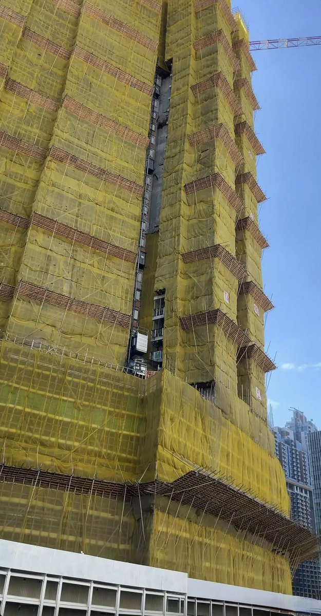 iPaulCanada's tweet image. 为降低成本，香港维护高楼会搭建竹棚，因为竹子强度较钢管低，为了保证支撑力，用竹数量会是钢管的数倍，所以通常是密密麻麻的，同时竹材还是中空的，本身属于易燃物，而且外表用塑料布包裹，塑料布负责烧得快，竹子负责烧得久…