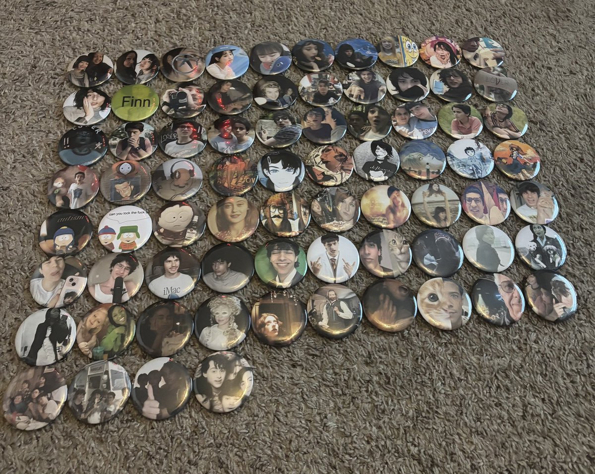 eternaltalis's tweet image. HUGE BUTTON BATCH I JUST FINISHED !1!1! :D gonna be deco-ing a handful of these to put on my shop later !!