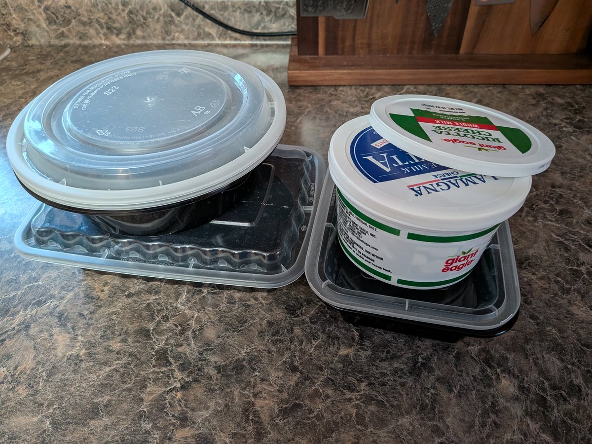 DatBlue10FS's tweet image. Quick tip for those of you having Thanksgiving outside of your own home: bring your own food containers for leftovers so you won&apos;t have to give them back to the host
