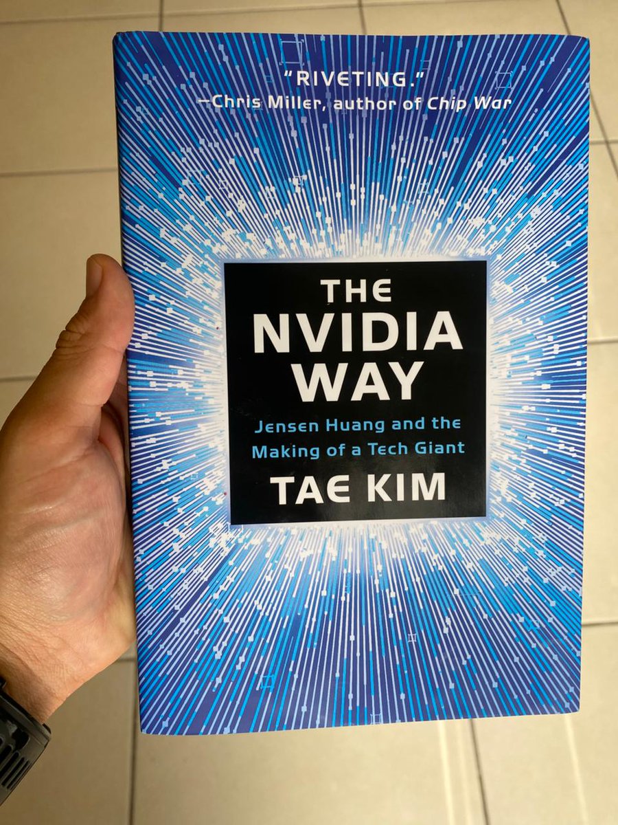 alfredoMRu's tweet photo. Does your boss also give you books every time he sees you? Mine does. 🙂 

This one was for the #4 TIL Retreat in Cabo. 🫶 

Gracias, Miguel! (@investing_law ) https://t.co/HAHq9hrmoO