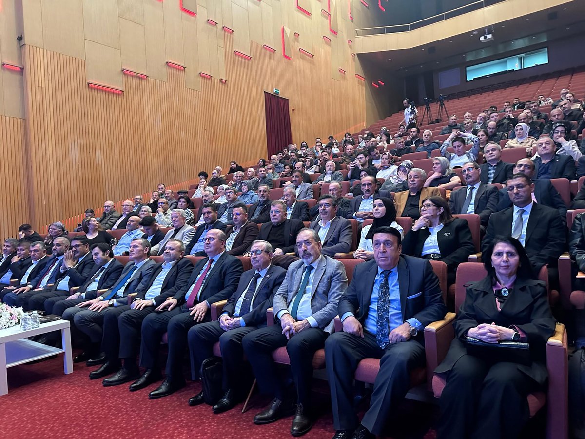 Doğu ve Güneydoğu Kültür Sanat Derneği olarak  Âşık Ahmet Poyrazoğlu’na Vefa Programına; Genel Başkanımız Fuat Bodur, Kadın Kolları Başkanımız Yüksel Akın ve yönetimimizle katıldık. Zeytinburnu Kaymakam Dr. Adem Uslu, Belediye Başkanı Ömer Arısoy ve STK başkanlarına teşekkürler.