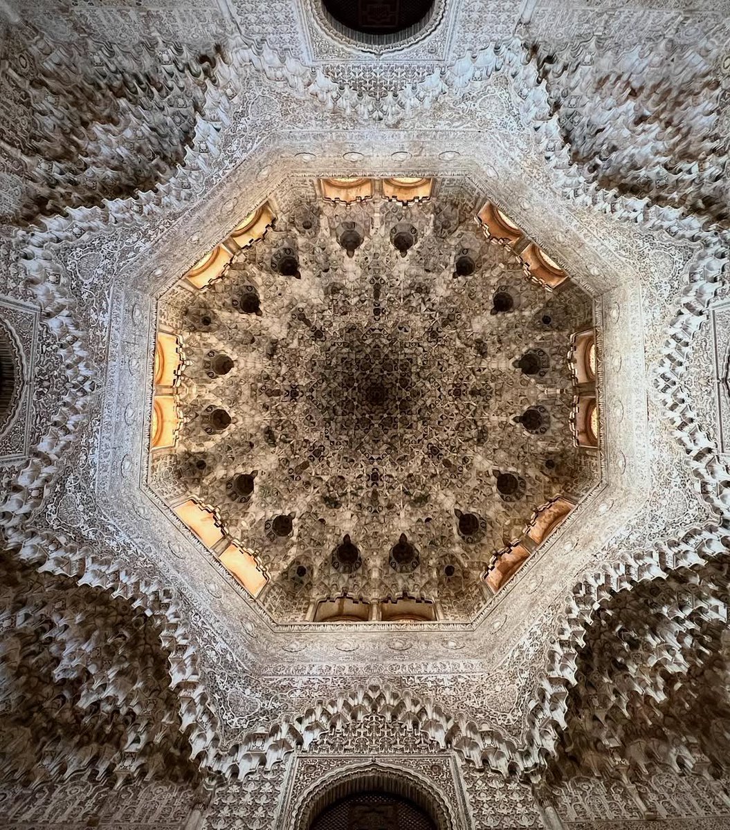 Esta maravilla es la cúpula estrellada de la Alhambra que se encuentra en la Sala de los Abencerrajes, en el Palacio de los Leones. Es una obra maestra en yeso del arte nazarí formada por miles de pequeños mocárabes que se despliegan desde una estrella central de ocho puntas,