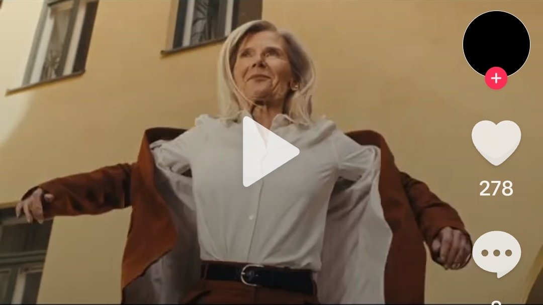 Milloinkohan tämä #oversized -hömpötys tulee tiensä päähän, ja naiset älyävät jo ihan käytännön syistäkin lopettaa verhoutumisen näihin helvetin puolijoukkuetelttoihin? #karhu #suomalaiseenelämänmenoon