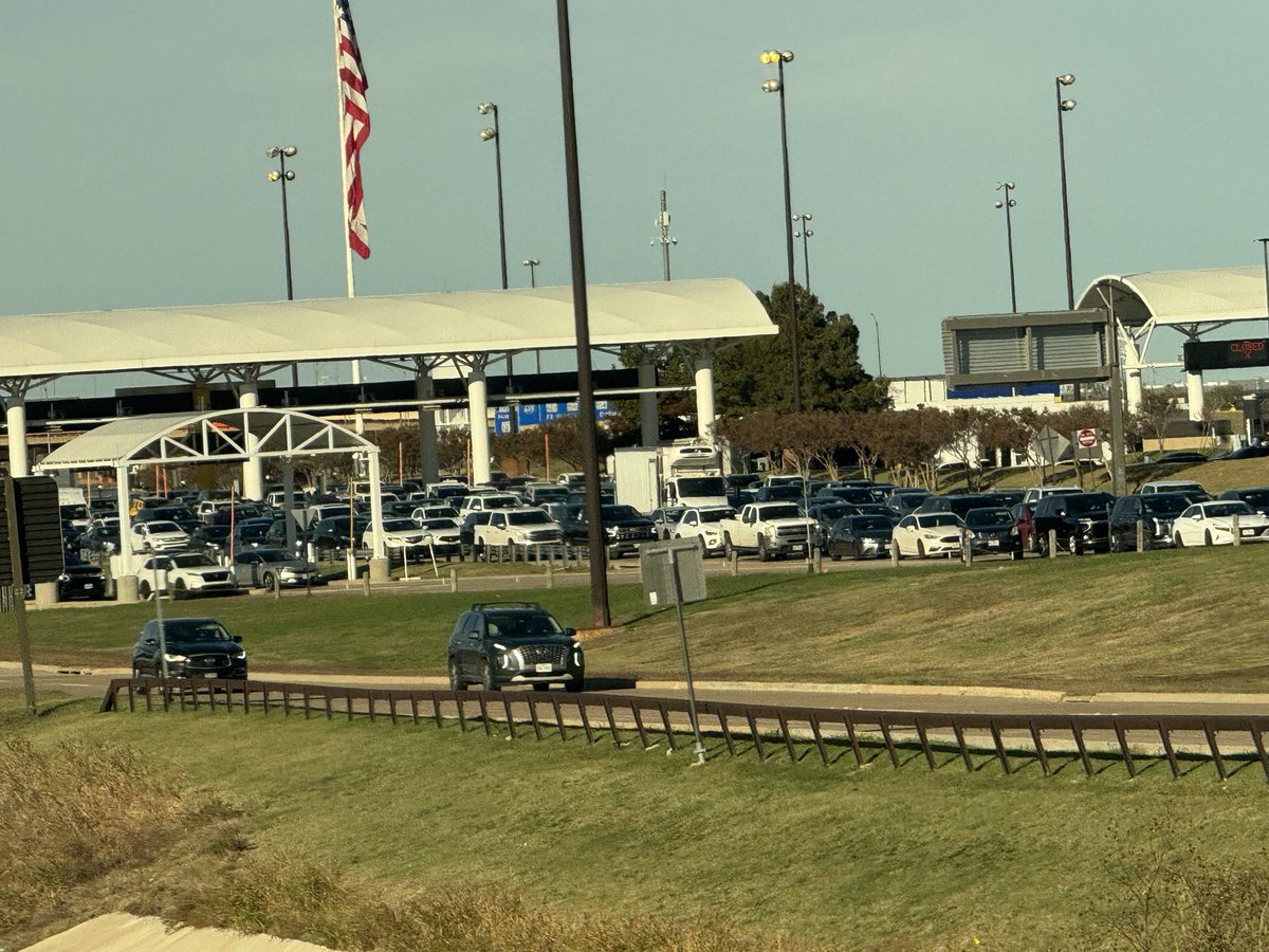 LSAviationPhoto's tweet image. Come on folks…its not that hard. Traffic this weekend at DFW Airport will be horrible. Don’t want to sit traffic like below @DFWAirport ? Ride either #DART or @TrinityMetro like me and be home before those people leave #DFWAirport.