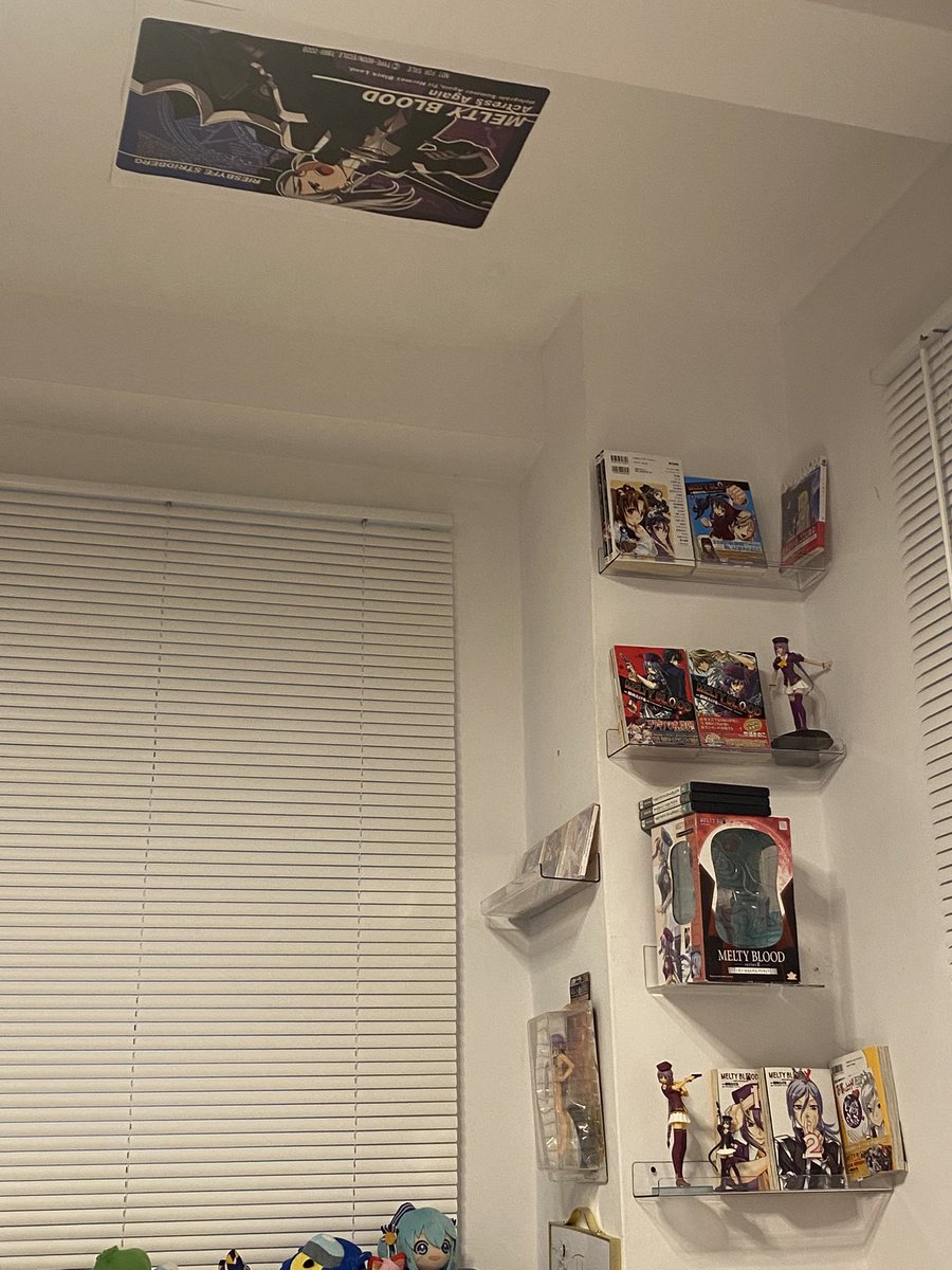 I’ve updated the little corner in my room.
Every morning, I wake up to Riesbyfe.