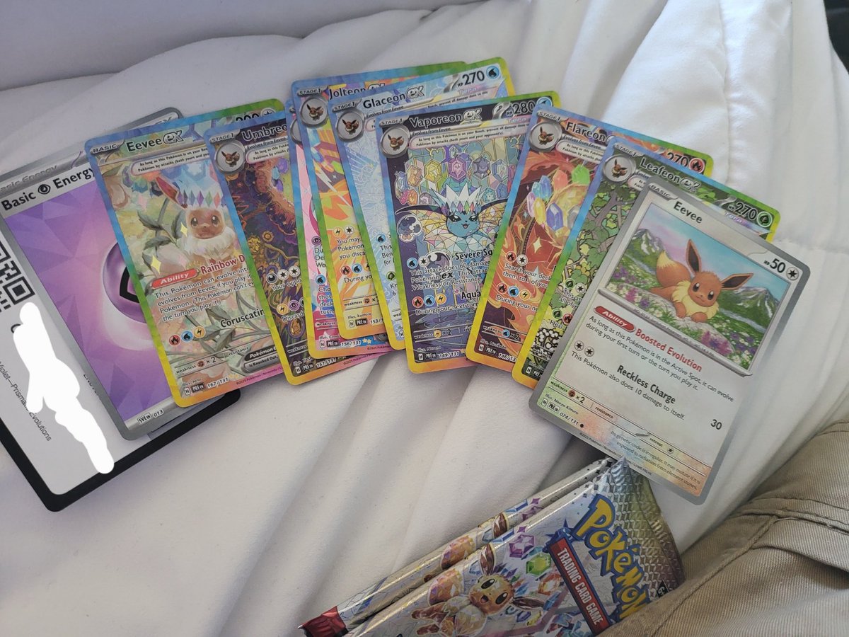 BlauVulnona's tweet image. I got my friend an ETB for Christmas and he just opened it and he pulled a God pack. This is the fourth time this has happened. #pokemon #Eeveelution #EeveelutionSquad #Eevee