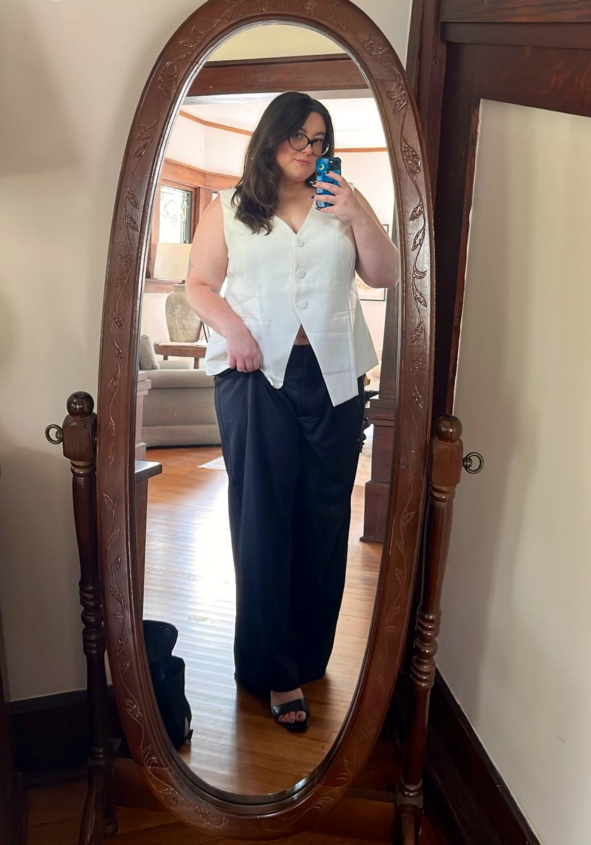 DemonDarling_'s tweet image. Sometimes I get too scared to come out of hiding, but then I remember I’m the scary one 😈