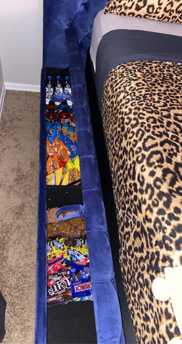 freak4damoon's tweet image. Got my 2k snacks ready