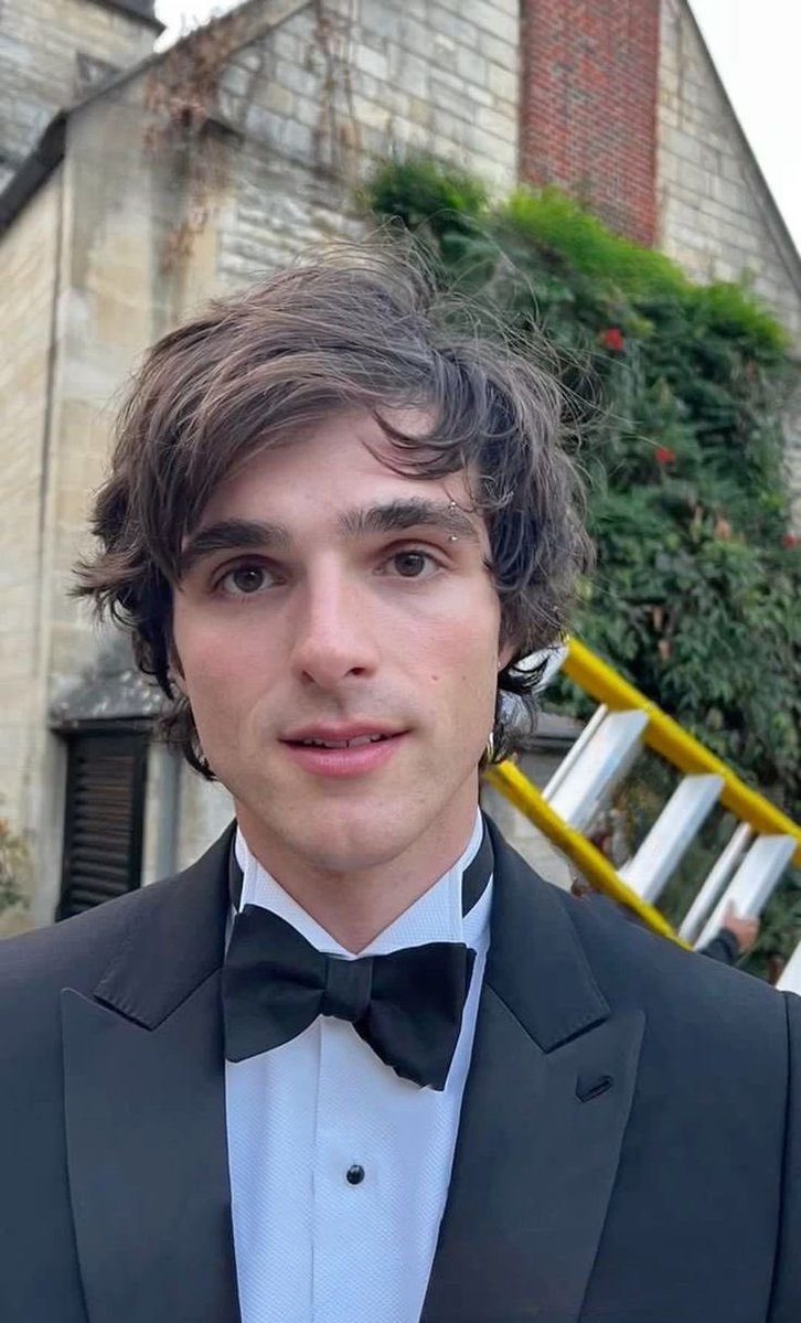 purpleskr20's tweet image. not a single though behind those pretty eyes