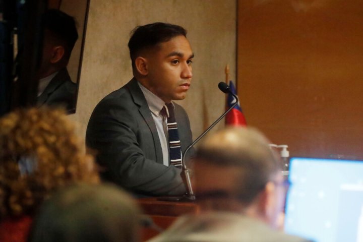 ELCLARINDECHILE's tweet image. 🚨 La Red Nacional de Sobrevivientes del Estallido Social expresa su profunda preocupación:

El diputado electo Sebastián Zamora difundió un video llamando a “limpiar las calles” ante un eventual triunfo de Kast, usando imágenes militarizadas. Aunque luego lo borró, el mensaje ya…