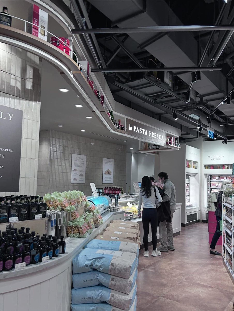 MoVernie's tweet image. The restaurant and the lounge area is located on the 2nd floor and the grocery and wine departments are also located upstairs.

#NowOpen #openforbusiness #Eataly #EatalyEatonCentre #EatalyToronto #italiangrocer #groceries #itslianfood
