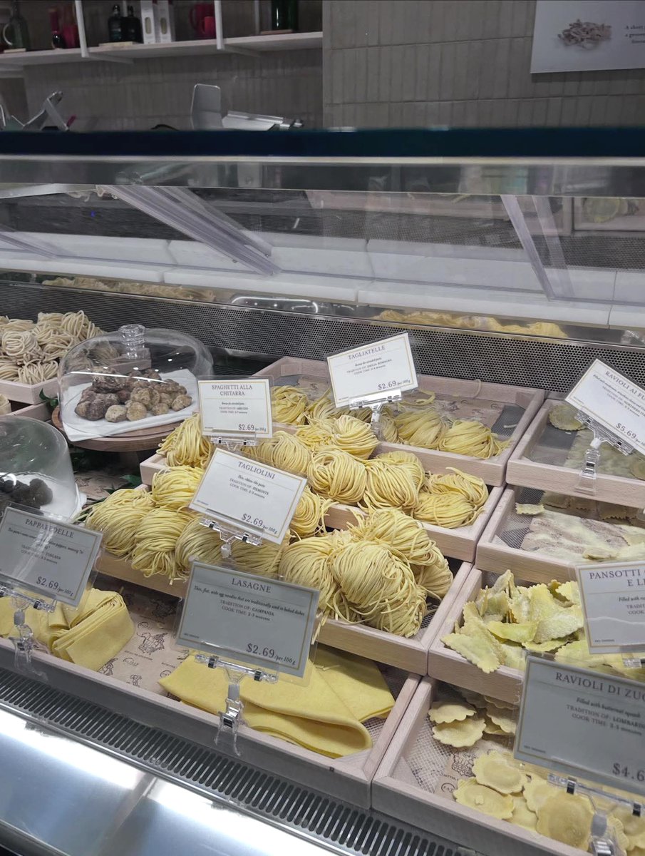 MoVernie's tweet image. The restaurant and the lounge area is located on the 2nd floor and the grocery and wine departments are also located upstairs.

#NowOpen #openforbusiness #Eataly #EatalyEatonCentre #EatalyToronto #italiangrocer #groceries #itslianfood