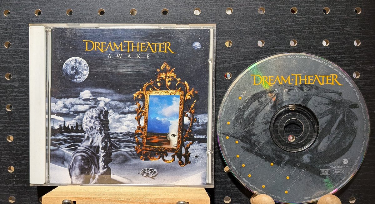 アメリカのプログレメタルDREAM THEATERの3rd 1994年作

前作のメロディ重視の構成に対して、よりタイトでアクロバティックな変拍子を多用し、演奏技術がストイックなまでに研ぎ澄まされている。ギターとベース、各パートが計算し尽くされた技巧的なフレーズで絡み合う精緻なプレイが圧巻の傑作。